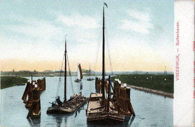 15065 Gezicht op de voorhaven en de Lek met enkele vrachtschepen te Vreeswijk uit het noorden.N.B. De gemeenten ...